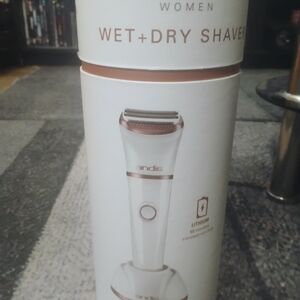 Andis Women's Wet + Dry Shaver in White and Rose Gold